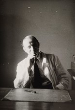 Arzt im Kittel Mann sitzt am