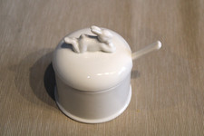 Zuckerdose aus Porzellan