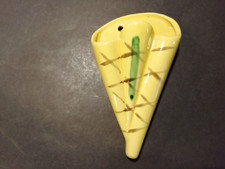 Alte gelbe Wandvase 205   50er