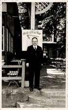 Foto Ak Berlin Neukölln, Mann in schwarzem Anzug, Restaurant, Tische - 11305233