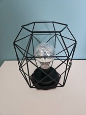 Stylische Tischlampe mit Metallgestell, LED Licht, schwarz