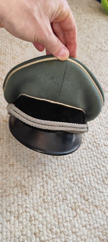 Offiziersmütze mit schwarzem