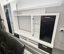 Wohnwand weiss / hochglanz-schwarz mit integriertem TV-Teil und LED-Beleuchtung