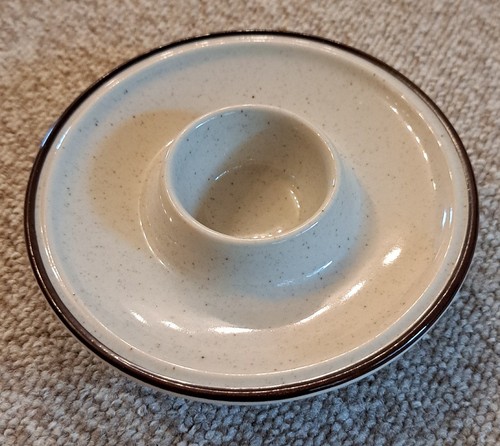 Eierbecher mit schalenablage - eierbecher,