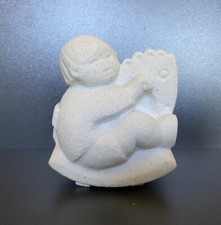 Marbell by Stone Art Belgium Figur Junge auf Schaukel  H 9 cm 200 g Sandstein