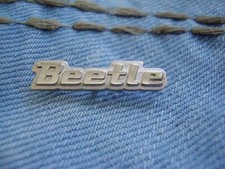 Pin VW Beetle Schriftzug silberfarben Volkswagen Wolfsburg Deutschland Germany
