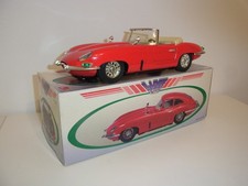 LUXE CAR Jaguar E-Type Cabrio rot MF 341 1:18 in OVP Friktionsantrieb/Schwungrad