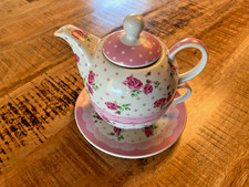 Teekanne mit Tasse und