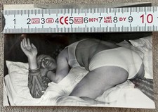 Kunstfotografie, nackte Natur,Frau. Schwarz-Weiß-Foto.Kuriose Fotokunst