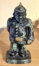 Gendarm, Polizeifigur, Schutzmann mit Säbel und Helm, Eisenguss 