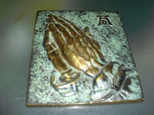 Bronzetafel-Betende