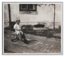 Kleines Kind auf Dreirad -