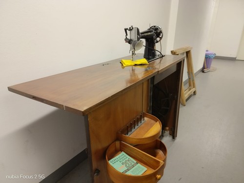 Alte nähmaschine mit - nähmaschine, tisch