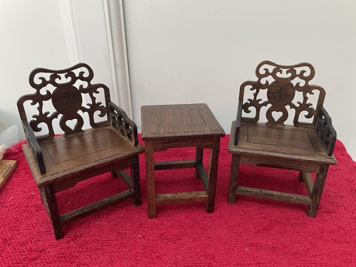 Geschnitzter miniaturtisch und - miniaturtisch,