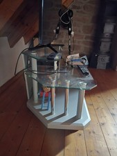 Glas Fersehertisch mit Erhöhung Und Rollen