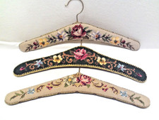 Garderobenbügel 3. Holz  Kleiderbügel mit Gobelin Petit Point Stickerei Vintage