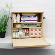 Vintage Erste Hilfe Koffer aus Holz mit Inhalt von Wallace Cameron.