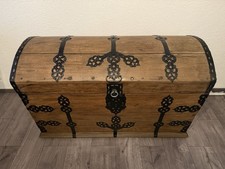 Antike Runddeckeltruhe •