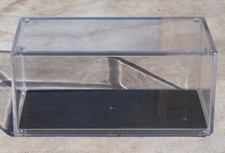 1:43 Amjo Acrylglas-Vitrine mit hochglänzender schwarzer Bodenplatte Show-Case 1