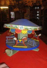 altes Karusell Holz Pappe aus