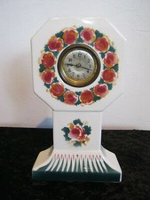 Wunderschöne Tischuhr Keramik, Blumendesign, wohl um 1900, läuft