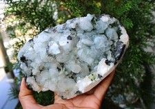 GRÜNE APOPHYLLITKRISTALLE AUF