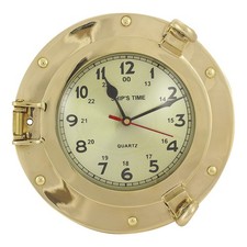 Uhr mit hellem Zifferblatt im