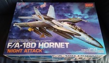 Modellbausatz 1:32 Academy F/A-18D Hornet Night Attack mit umfangreichem Zubehör