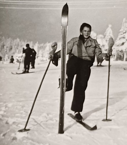 Junger mann steht - mann, ski