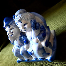 Oma und Opa auf Schaukelbank - Porzellan Figur weiß/blau TOP!