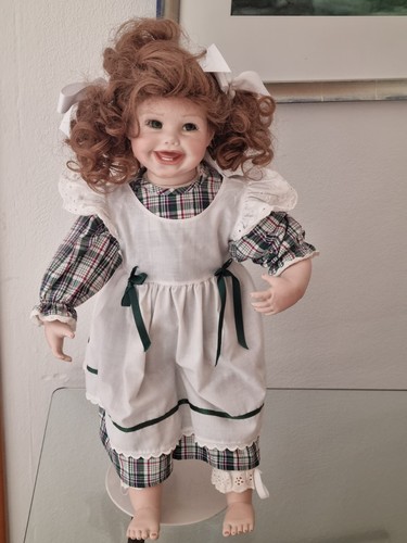 Porzellanpuppe mit