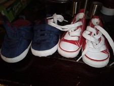 SCHÖNE 2 X NÄCHSTE BABYWAGEN SCHUHE 1 ROT UND 1 BLAU (0-3 Monate) SCHNÜRER, sehr guter Zustand