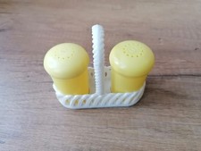 Salz/ Pfefferstreuer H:6,3 ø3,2cm  im Körbchen H:9x10cm aus Plaste DDR
