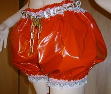 Lackhöschen mit Rüschen