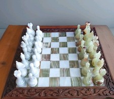 Schachspiel aus Naturstein mit