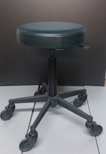 Friseurstühlen gebraucht  2x Einstellbare stühle 1x Hocker 1x Friseurwagen