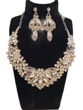 Halskette mit Ohrringen für