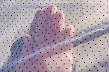 ??Schal transparent?weiß + schwarze Punkte welliger Saum? leichtes Material 