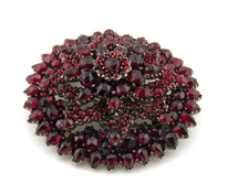 Antike Brosche  Granatstern