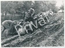 Foto WKII Wehrmacht Soldaten Motorrad bike stecken im Schlamm Ostfront F1.29