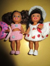 B2093) ZWEI RARE ORIGINALE BARBIE SHELLYS MATTEL IN FEINER HÄKEL-KLEIDUNG+SCHUHE