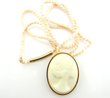 Nina von Nina Ricci Parfum Schmuck, Anhänger Camee, Modeschmuck vergoldet