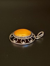 Schönes klassisches Bernstein Amulett Butterscotch - Vintage