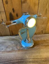 Vespa Style Roller Tischlampe Limited Edition. Basierend auf der 60’er Mod Ära.