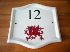 altes Haustür Schild - Hausnummer 12 mit Waliser Drache / Wales - Keramik Schild