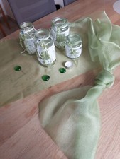 Tisch Deko, mit Gläser, Windlichter in grün.  Mit grünem Tülltischband 
