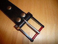 Custom Made Gürtelschnalle Aluminium gehärtetes Stahl schwarz rot silber 40mm