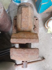 Grosse alte schraubstock massiv