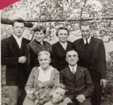 Jubelpaar sitzt stolz im Garten mit Familie zwei Frauen Mann Kind Junge Foto