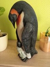 Kaiserpinguin mit Küken lebensecht, Dekofigur für Haus und Garten, aus Polyresin